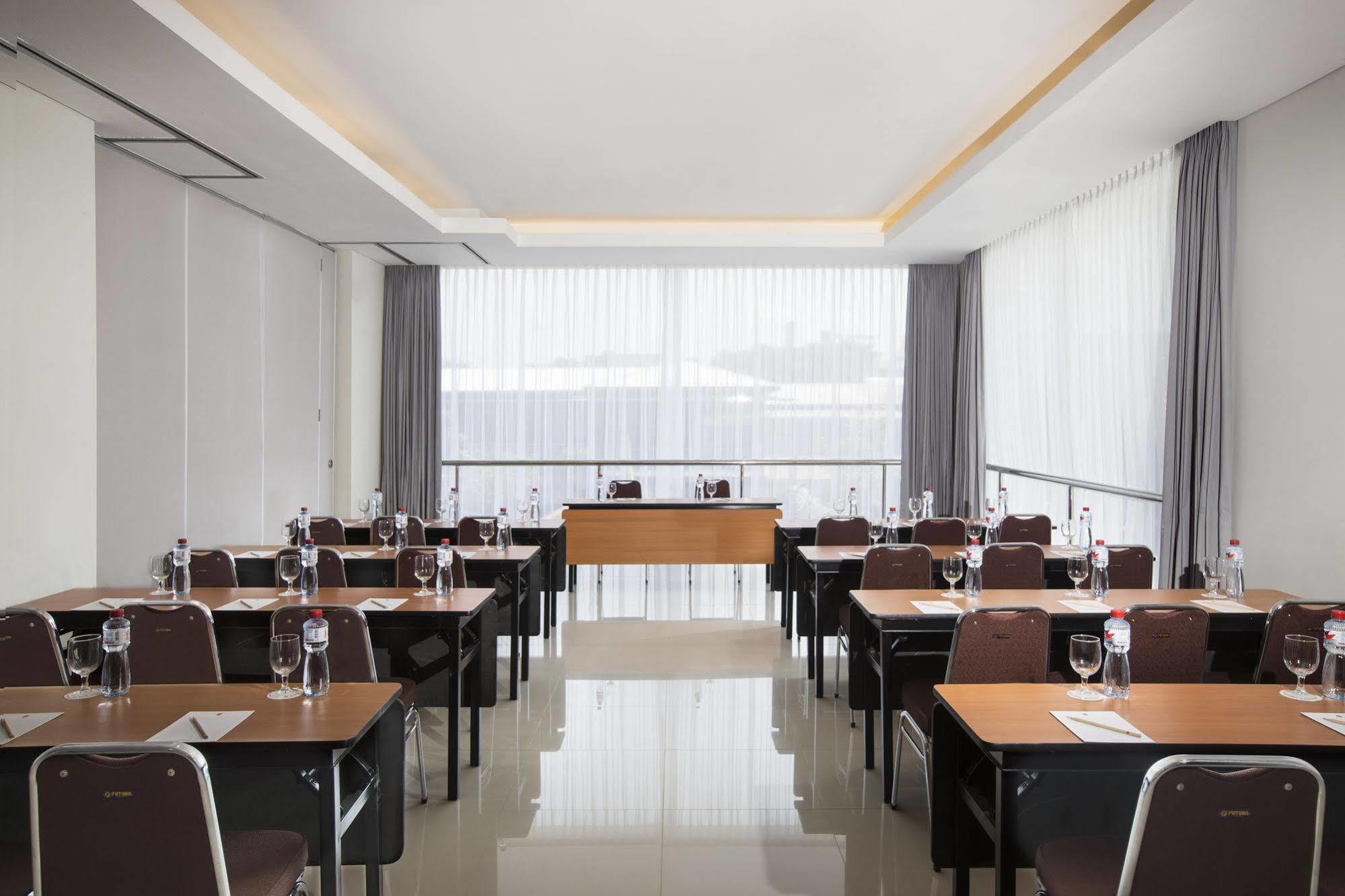 Amaris Hotel Madiun Exterior foto
