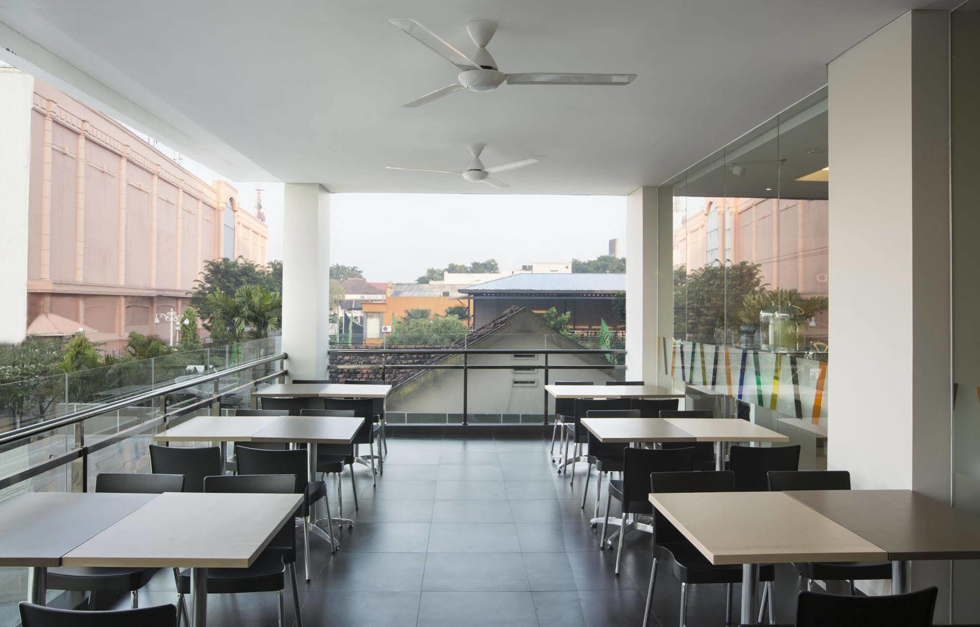 Amaris Hotel Madiun Exterior foto